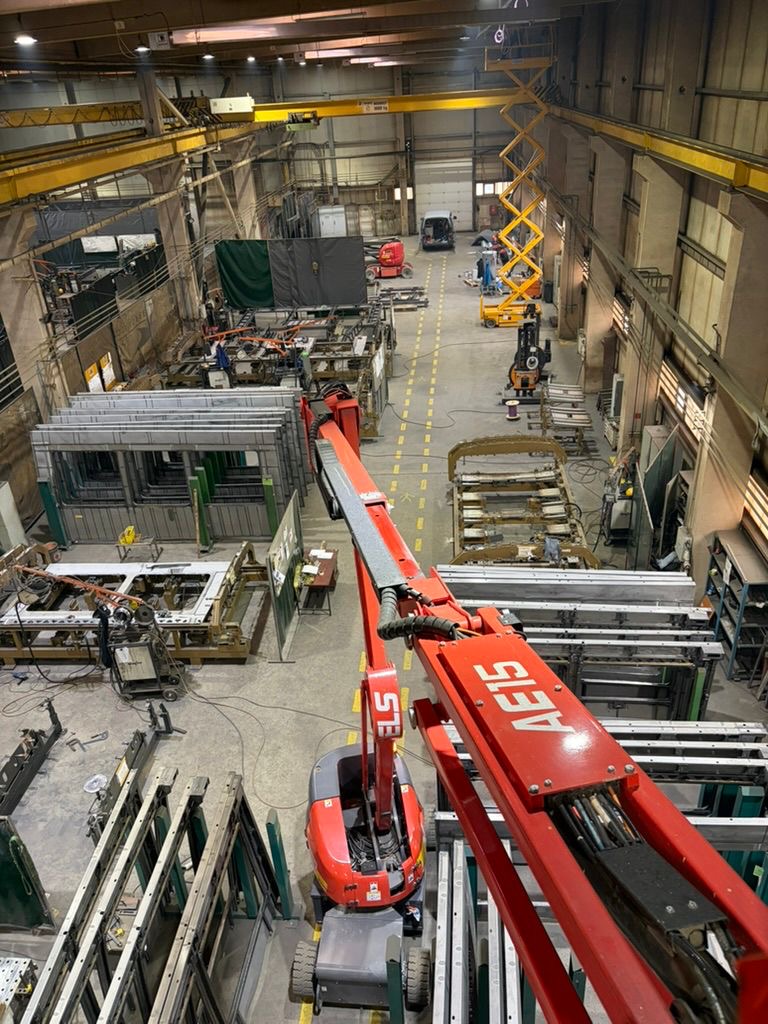 Průmyslová elektroinstalace ve výrobní hale z montážní plošiny