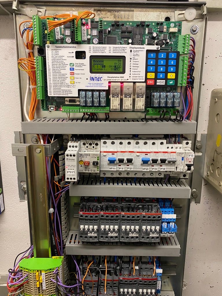 Zapojený elektrický rozvaděč s jističi a řídicí jednotkou